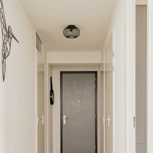 Eenvoud siert: de zwarte Curvato plafondlamp (Ø30cm) van Chericoni past in elk modern of industrieel interieur.