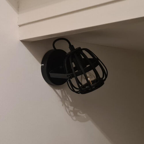 Onderkant van de 1-lichts plafondspot met zicht op de E14 fitting