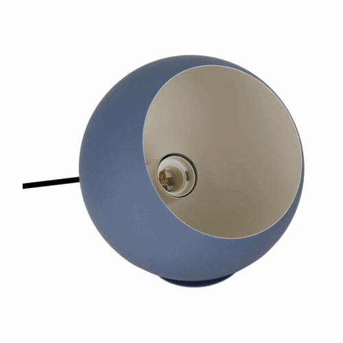 Stijlvol en stoer: de navy blue Occhio tafellamp van Chericoni geeft sfeer én kleur aan elke kamer.