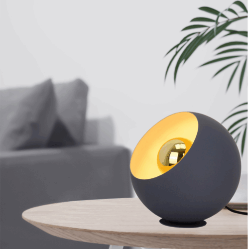 De Occhio tafellamp in navy blue past perfect in een modern interieur. Subtiel, sfeervol en stijlvol.