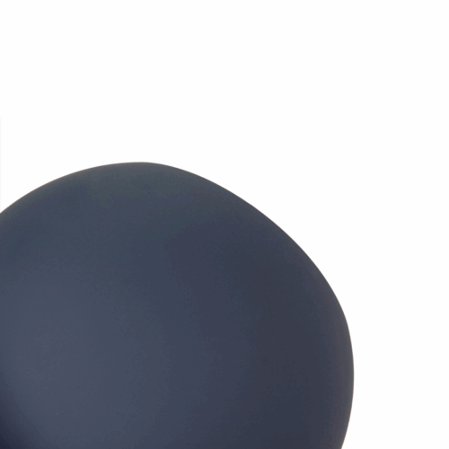 Modern met karakter: de navy blue Occhio tafellamp creëert direct sfeer met zijn warme licht en strakke metalen design.