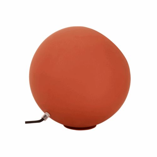 De Occhio tafellamp in rood is een echte blikvanger. IJzer & metaal combineren tot warme, moderne sfeerverlichting.