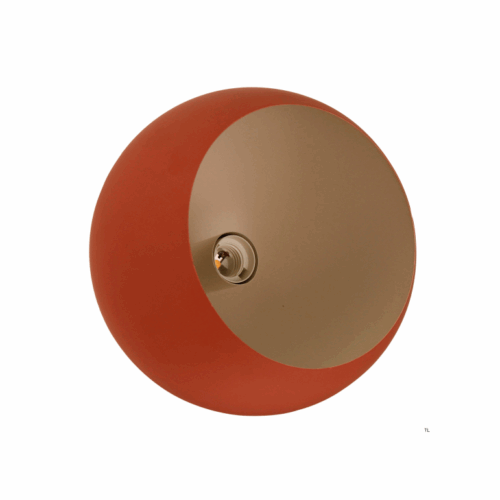 Rood, stijlvol en sfeervol: deze moderne tafellamp van Chericoni geeft elke ruimte een krachtig accent.