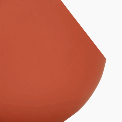 Voeg warmte en karakter toe aan je interieur met deze rode design tafellamp van ijzer en metaal.
