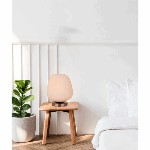De Costola tafellamp (Ø21 cm) van glas en metaal voegt een moderne, luxe uitstraling toe aan elke ruimte. Compact en stijlvol.
