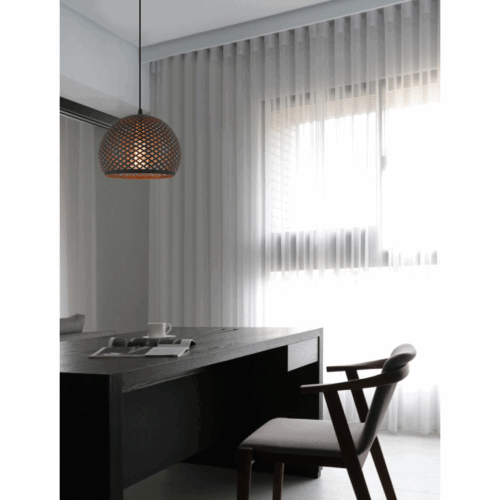 Voeg industriële flair toe met de Lodi hanglamp (Ø30 cm) van zwart ijzer en metaal. Stoer en toch stijlvol.