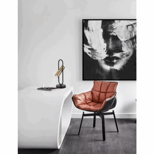 Reggio tafellamp in eigentijds zwart-goud design voor nachtkastjes.