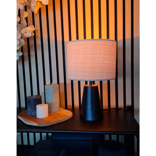 Faro tafellamp met stabiele metalen voet – perfect voor slaapkamer of woonkamer.