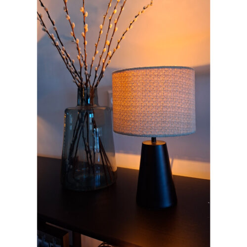 Faro tafellamp met stabiele metalen voet – perfect voor slaapkamer of woonkamer.
