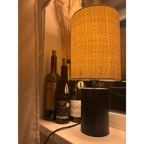 Moderne tafellamp van Chericoni met een hoogte van 43 cm, in zwart of taupe. Eenvoudige E27 fitting en slanke vormgeving van Ø18 cm.
