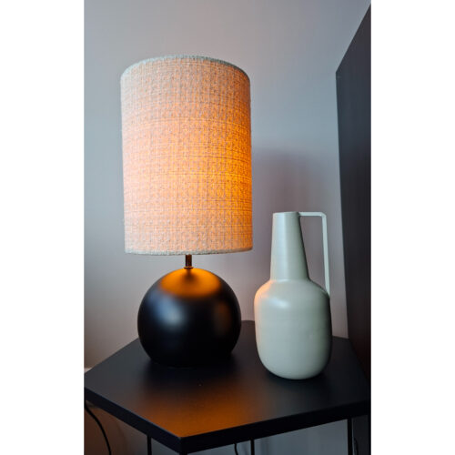 Designlamp Porto met ronde voet en cilindrische kap – voor een moderne look.