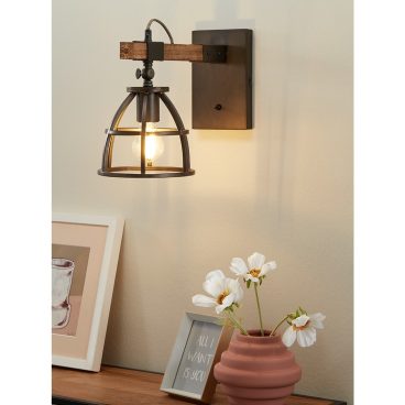 Metalern houten wandlamp voor een industriëel interieur.