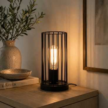 Een sfeervolle zwart metalen tafellamp uit de Tavola-serie. Perfect voor een industriële uitstraling in je woonkamer.