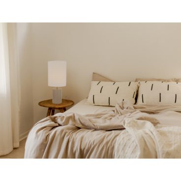 Moderne tafellamp van Chericoni met een hoogte van 43 cm, in zwart of taupe. Eenvoudige E27 fitting en slanke vormgeving van Ø18 cm.