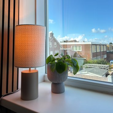 Tafellamp Lagos van Chericoni met E27 fitting. Stijlvol in zwart of taupe, 43 cm hoog en Ø18 cm – ideale keuze voor moderne woonruimtes.