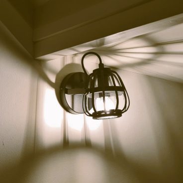 Chericoni Nature Trapeze plafondspot gemonteerd aan plafond – zwart met houtaccent