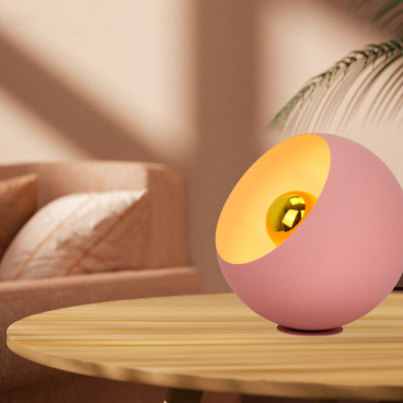 Geef je interieur een zachte designboost met de Occhio Ø25 cm tafellamp in pink. Gemaakt van ijzer, ontworpen met flair.