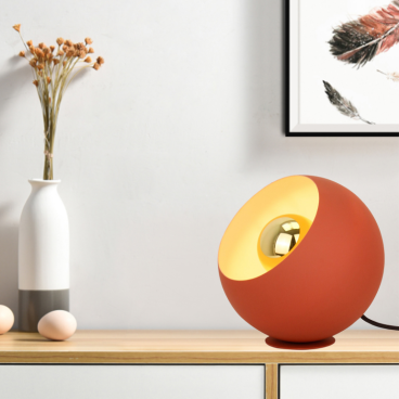 Voeg een designstatement toe met de rode Occhio tafellamp Ø25 cm. Metaal, karakter en stijl in één.
