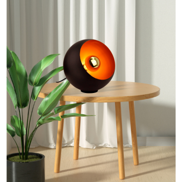 De Occhio tafellamp Ø25 cm in zwart is een modern designstuk met een industriële look. Gemaakt van ijzer, ontworpen voor sfeer.