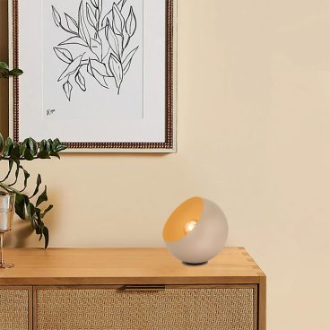 Chericoni Occhio tafellamp Ø25 cm in een modern interieur op een bijzettafel, die een warme en sfeervolle verlichting creëert.