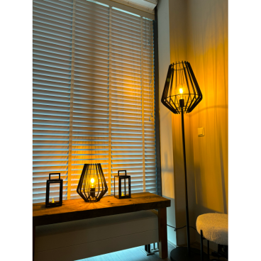 Zwarte stalen vloerlamp met kooikap. Creëer sfeervolle verlichting met Chericoni.