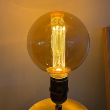 Klassieke globe LED lamp met filament, E27 fitting, 3 standen dimbaar, 1800K extra warmwit