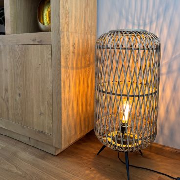 Deze moderne vloerlamp in bruin bamboe voegt natuurlijke warmte toe aan je interieur. Perfect voor sfeervolle verlichting.