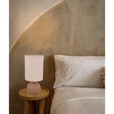 Tafellamp Porto met E27-fitting en stijlvol design – past perfect op een nachtkastje.