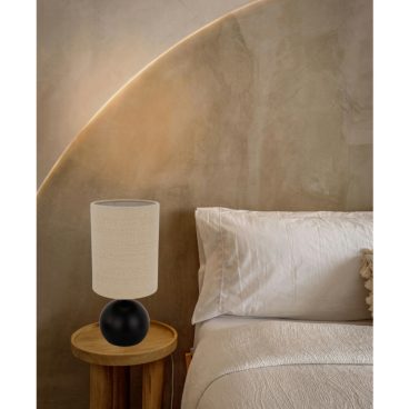 Moderne tafellamp Porto met bolvormige voet – in zwart, ideaal voor elk Japandi interieur.