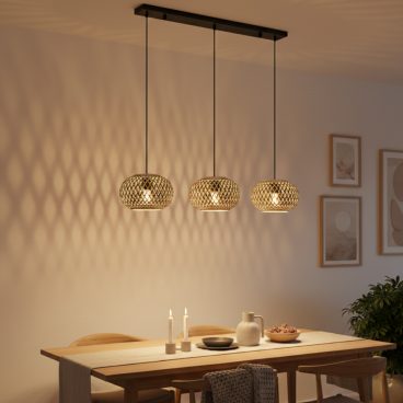 Various Weaving 3-lichts hanglamp Ø28 cm in een modern interieur boven de eettafel, die een natuurlijke en warme sfeer creëert.