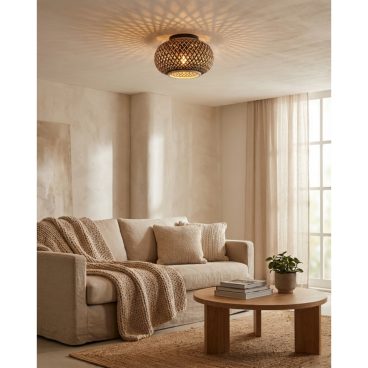 Sfeervolle bamboe plafondlamp die een uniek schaduwpatroon op de muren werpt.