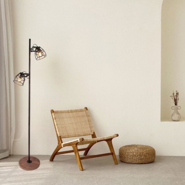 Industriële zwarte vloerlamp Aperto creëert een warme sfeer in elke ruimte. Perfect voor een eigentijdse inrichting.
