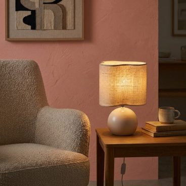 De crème Caspera tafellamp met linnen shade ademt Japandi-stijl. Perfect voor een serene en moderne inrichting.