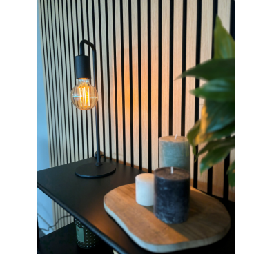 Deze zwarte tafellamp met industrieel design voegt een stoere uitstraling toe aan jouw interieur. Perfect voor elke ruimte.