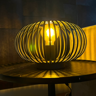 Moderne zwarte tafellamp Curvato straalt een eigentijdse sfeer uit. Perfect voor een stijlvol interieuraccent op tafel.