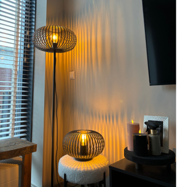 Industrieel-chic vloerlamp Curvato in zwart, perfect voor een sfeervolle ambiance in jouw woonkamer of kantoor.
