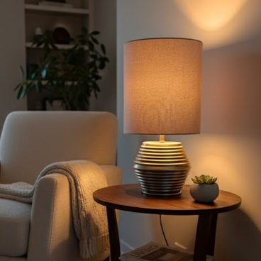 Een warme sfeer komt tot leven met de moderne crème en gouden Modena tafellamp. Perfect voor een stijlvol interieur.