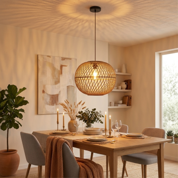 Deze bruin bamboe hanglamp voegt een warme, landelijke sfeer toe aan je interieur. Perfect voor boven de eettafel.