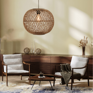 Haal de natuur naar binnen met deze bruine hanglamp van bamboe en metaal. Perfect voor een landelijke sfeer in huis.