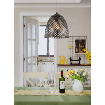 Deze zwarte Pavia hanglamp heeft een industrieel ontwerp en brengt sfeer in elke eetkamer of woonkamer.