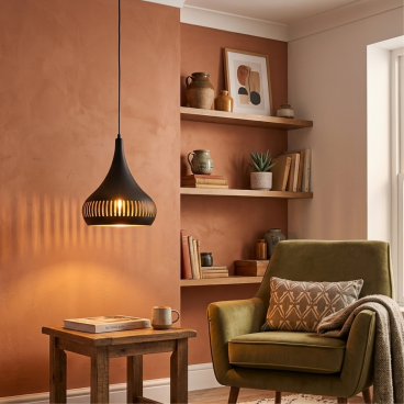De Strisce hanglamp in zwart metaal geeft een industrieel accent aan je interieur. Perfect voor een stoere uitstraling.