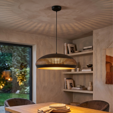 De Strisce hanglamp in zwart metaal voegt een industrieel accent toe aan je interieur. Perfect voor boven de eettafel!