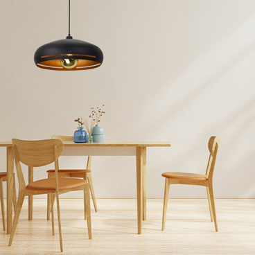 De zwarte Striscia hanglamp voegt een moderne flair toe aan je interieur. Perfect voor boven de eettafel of in de woonkamer.