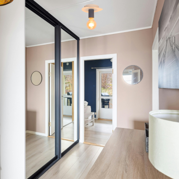 De roze Colorato plafondlamp voegt speelse flair toe aan je interieur. Perfect voor een vrolijke sfeer in elke kamer.