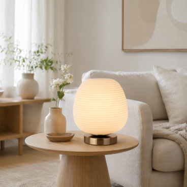 Deze moderne tafellamp in zilver en transparant glas brengt een verfijnde sfeer in je interieur. Perfect voor elke tafel.