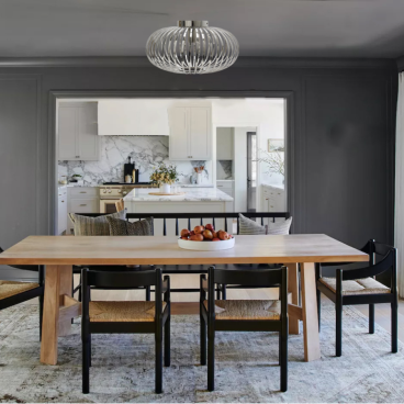 De chroomkleurige Curvato plafondlamp brengt een moderne flair in uw interieur. Ideaal voor een stijlvolle ambiance.