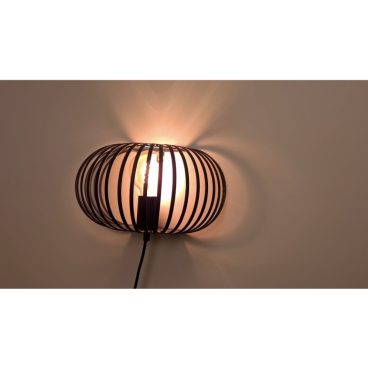 Verlichting met karakter in een industrieel jasje. De zwarte Curvato wandlamp voegt stijl toe aan elke ruimte.