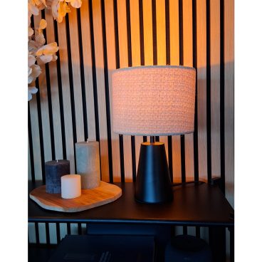 De Faro tafellamp in zand en zwart voegt een warme touch toe aan je interieur. Perfect voor een sfeervolle leeshoek.