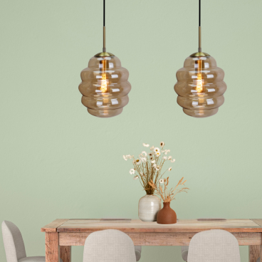 De Favo hanglamp in zwart voegt een moderne touch toe aan je interieur. Perfect voor boven de eettafel of in de woonkamer.
