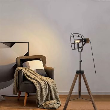 De zwarte Frame vloerlamp straalt moderne elegantie uit. Perfect voor een sfeervolle hoek in uw woonkamer.